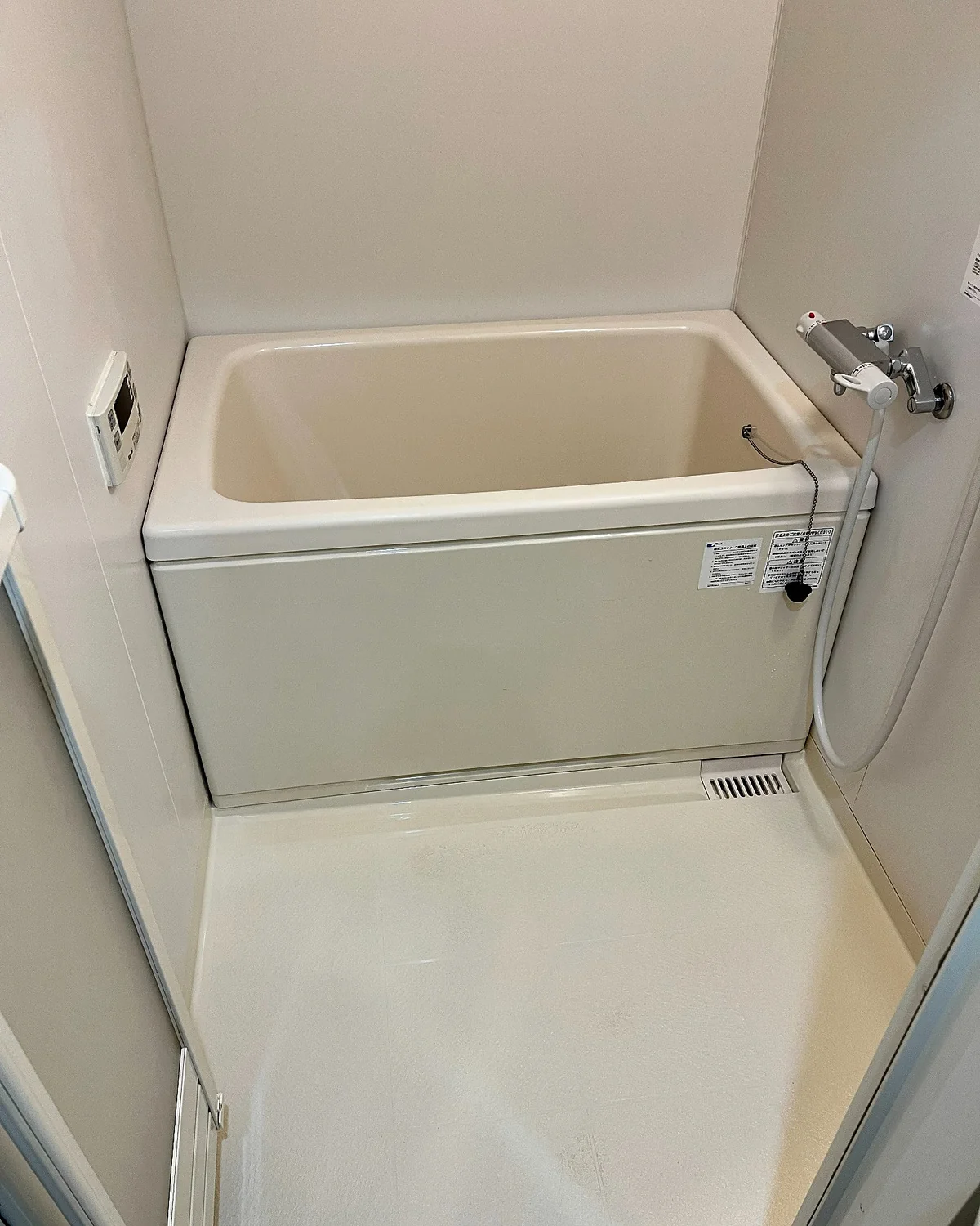 施工後:床・浴槽・水栓の汚れを落とした浴室